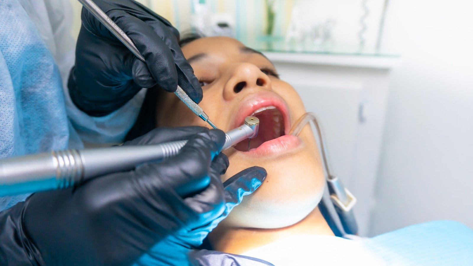 intervention d'implantologie dentaire